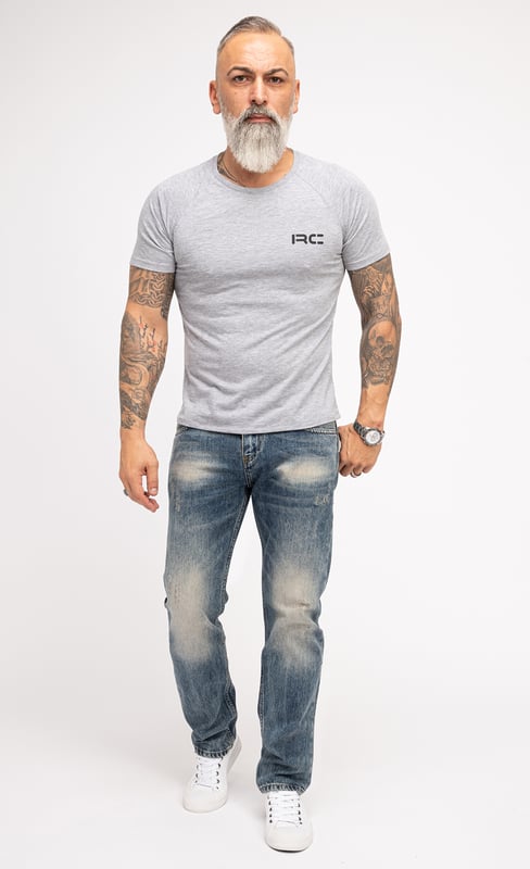 Die Jeans ist ein echter Stilklassiker, die zu nahezu jeder Gelegenheit getragen werden kann. Die Trendmarke "Indumentum" präsentiert Ihnen eine große Auswahl an modernen Herren Jeans, die für Freizeit, Alltag und Büro infrage kommen. Entdecken Sie verschiedene Designs, unterschiedliche Passformen und stylische Waschungen. Die Herren Jeans von "Indumentum" sind sehr bequem, sehen dabei gut aus und bieten eine hervorragende Qualität, sodass Sie lange Ihre Freude daran haben werden. Indumentum bietet Herren Jeans auch in großen Größen, sodass es für jeden Typ Mann das passende Modell gibt. Darüber hinaus können Sie sich zwischen diversen Passformen entscheiden.