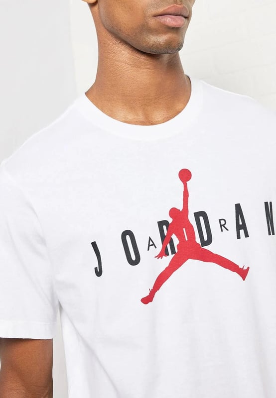 Nike Air Jordon Herren-T-Shirt in Weiß. Hergestellt aus weicher Baumwolle und Nike-Grafiken. Dieses T-Shirt bietet Ihnen den ganzen Tag Komfort. Rundhalsausschnitt, kurze Ärmel. Verwenden Sie weiche Baumwolle für einen Fell, der sich ideal als Schicht oder einzeln eignet.
