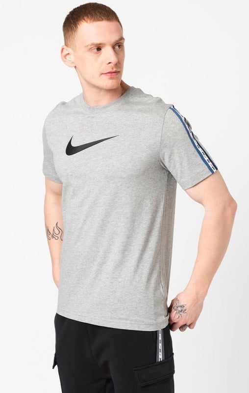Nike Sportswear Repeat T Shirt Club in Grey