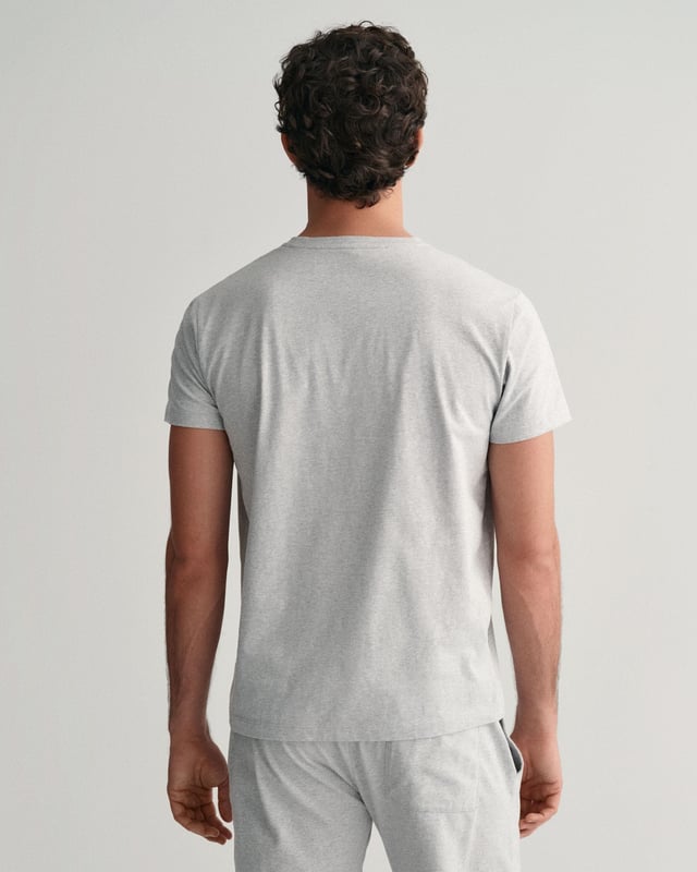 This GANT pyjama T-shirt is crafted from 100% cotton and cut for a regular fit. It features a medium-sized GANT shield graphic printed at the chest.

Regular fit
GANT graphic printed at the chest
Wash with similar colours.

 Cotton 100% 

902339008
 
 