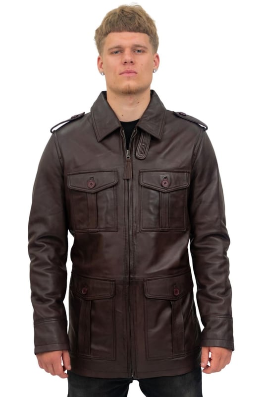We gebruiken hier ons ultrazacht premium nappaleer om een ​​jas te creëren die is geïnspireerd op de klassieke safaristijl die eind jaren '40 in de modewereld opdook. Deze stijl wordt gekenmerkt door klepzakken met knoopsluiting, waarvan er vier in de taille en borst van deze jas zitten, en bevat ook schouderepauletten die zijn geïnspireerd op traditionele militaire uniformen. De binnenkant van de jas is gevoerd met een popeline-stof die is versierd met een tonaal geruit patroon en is voorzien van drie geïntegreerde zakken, waarvan er twee zijn voorzien van een ritssluiting voor extra veiligheid. • 100% eersteklas ultrazacht nappaleer • Vier externe klepzakken • Kraag in overhemdstijl • Jas is gevoerd met geruite poplin-stof en is geïntegreerd met drie zakken • Retro safaristijlthema