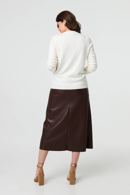 Get a classic look in this slim jumper. It has an embroidered texture on the front, long sleeves and a flattering hip length hem. For an effortless professional outfit, pair with a midi skirt or fitted trousers. This top is also made from a breathable viscose blend.