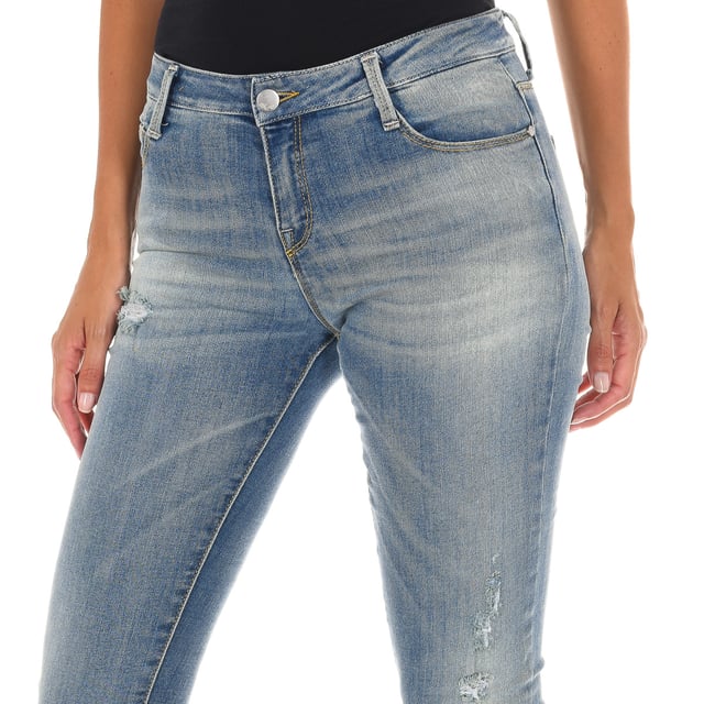Lange jeans.
 Kleur Blauw denim
 Taille met riemlussen.
 Knoop- en ritssluiting. aan de voorkant.
 Twee zakken en een minizakje op de voorkant.
 Twee open zakken op de achterkant.
 Merknaam patch op de achterkant van de tailleband.
 Versleten en gebroken effect.
 Smal gesneden zoom.
 Stretchstof.
 Bijpassende naden.

 Samenstelling:
 - 70% Katoen- 28% Polyester - 2% Elastaan.

 Wasvoorschriften:
 - Maximaal wassen op 40ºC.
 - Strijken op middelhoge temperatuur. max. 110ºC.
 - Mag in de droger.
 - Gebruik geen bleekmiddel.
 - Kan niet chemisch gereinigd worden.

 Samenstelling: 70% Katoen, 28% Polyester, 2% Elastaan
 Onderhoud:
- Maximaal wassen op 40ºC.
 - Strijken op gemiddelde temperatuur. max. 110ºC.
 - Je kunt een droger gebruiken.
 - Gebruik geen bleekmiddel.
 - Kan niet chemisch gereinigd worden.