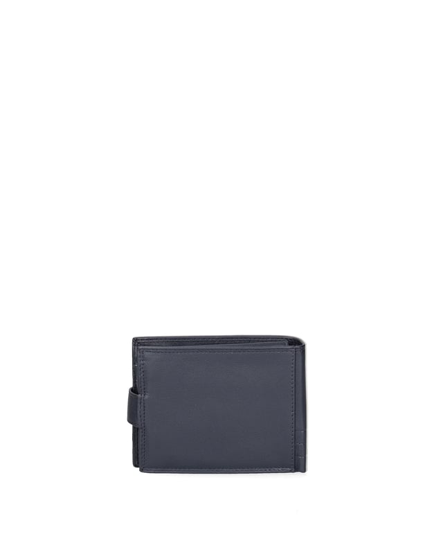 Cartera de hombre. El cierre es con botón de presión. Los bolsillos internos son tarjeteros. Los bolsillos externos están ausentes. Falta la correa para el hombro. Falta el mango. Hay un compartimento interno. El material exterior es 100% Piel Auténtica. Internamente no está forrado. Medidas: 12x9,5x2 cm. Producto de moda