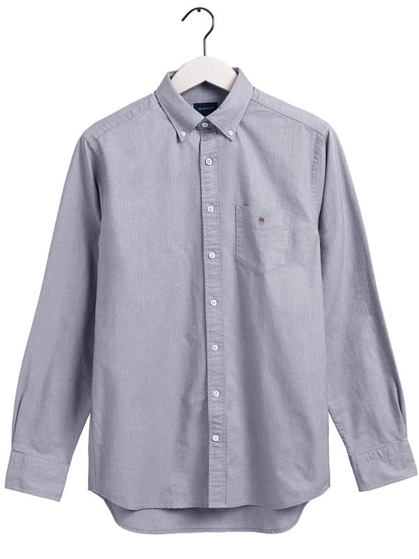 Das aus leichter und atmungsaktiver Baumwolle gefertigte Gant Originals verfügt über einen Button-Down-Kragen und das klassische Logo der Marke auf der Brust. Das Regular Fit Oxford Shirt ist ein klassisches Preppy Essential, das Sie durch die wärmeren Monate und darüber hinaus tragen wird.