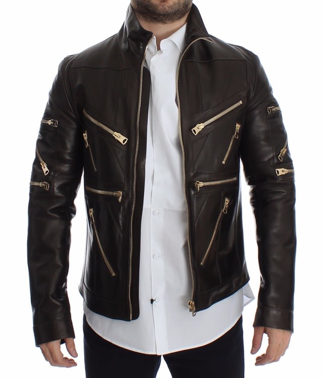 Atemberaubende Lederjacke aus braunem Lammleder von Dolce & Gabbana  
Exklusives Stück aus der MainLine-Kollektion  
Braune Farbe mit goldenen Metallelementen  
Vollständiger Reißverschluss  
Mehrere Außentaschen mit Reißverschluss  
Zwei Innentaschen  
Gravierte Logo-Metallelemente  
Hervorragende Passform und Komfort  
Hergestellt in Italien  
Material: 100% Lammleder  
Futter: 44% Acetat, 41% Viskose, 15% Lammleder  
Material: 100% Lammleder