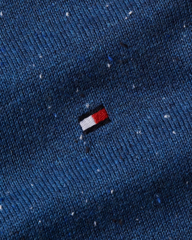 Made from organic cotton with a touch of cashmere, this mock-neck jumper with subtle signature detailing is an elevated wardrobe staple.
 
Highlights
• Organic Pima cotton cashmere blend
• Mock neck
• Half-zip
• Rib-knit collar, cuffs and hem
• Tommy Hilfiger branding
• Tommy Hilfiger flag embroidery on chest
 
Shape & fit
• Regular fit
 
Composition & care
• 50% organic cotton, 45% cotton, 5% cashmere
 
Style
MW0MW28049