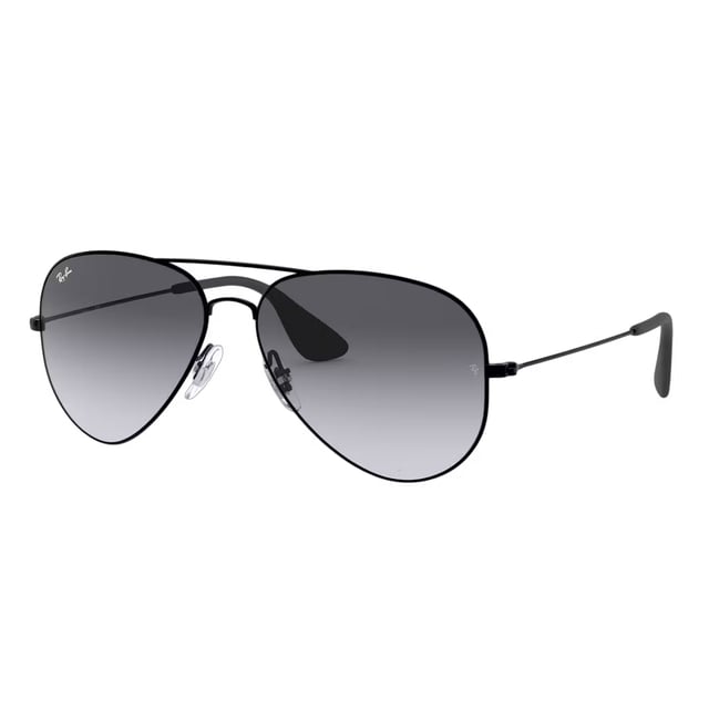 Unisex zonnebril van Ray-Ban die opvalt door zijn iconische aviatorontwerp, een combinatie van stijl en functionaliteit in een zwart metalen montuur.

 De glazen bieden 100% UV-bescherming en een moderne touch die bij elke stijl past.

 Het metalen montuur is lichtgewicht en duurzaam, terwijl de verstelbare neuskussentjes zorgen voor een comfortabele, persoonlijke pasvorm.

 Het Ray-Ban logo is gegraveerd op een van de lenzen, voor authenticiteit en onderscheid.

 De bril wordt geleverd met een beschermhoesje en een schoonmaakdoekje, ideaal om de bril in perfecte staat te houden.
 Afmetingen: Lens hoogte: 50 mm, Lens breedte: 58 mm, Brug: 14 mm, Tempels: 140 mm
 Samenstelling: Metaal
 Onderhoud:
- Alleen wassen met water of eventueel een milde zeep.
 - Droog met een zachte doek om krassen te voorkomen.
 - Vermijd contact met ruwe oppervlakken of schurende vloeistoffen.