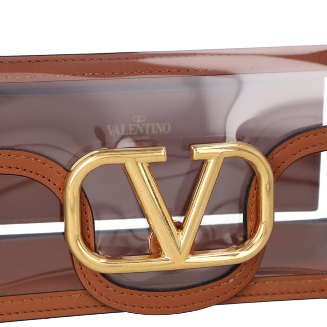 Magnetic closure
Removable leather handle
Shoulder strap with detachable sliding chain
Nappa leather lining

Shoulder strap drop length - 26 cm - 50 cm 

Width - 27 cm
Height - 13 cm
Depth - 6 cm

Composition
Calf Leather 100%