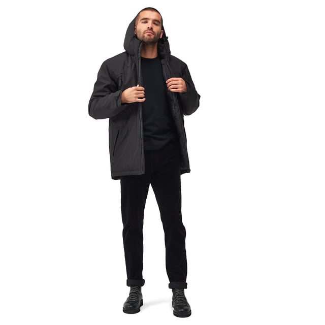Material: 100% polyester. Foder: Taffeta. Design: Logotyp, ärmlappar. Tygteknik: Andningsbart, DWR Finish, Isolerande, Isotex 5000, Fukttransporterande, Quick Dry, Thermo-Guard, Vattentätt, Vindtätt. Halsringning: Huva. Manschett: Kardborreband med ögla. Ärmtyp: Långärmad. Tejpade sömmar. Funktioner på huva: Påväxt huva, justering med bygel. Fickor: 2 nedre fickor, 2 bröstfickor, säker ficka med dragkedja, invändig. Stängning: Hel dragkedja. 5000g/m¬?/24 timmar. Hållbarhet: Tillverkad av återvunnet material.