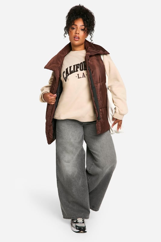 Add the finishing touch to your outfit with this outerwear piece from our women's plus size coats range. A wardrobe staple that's perfect for layering, this style provides added warmth and adds an extra something to your fit. Made with added fabric for the perfect fit, this piece is a whole vibe - just throw on over your fave outfit and you're sorted. Whether you choose a plus size denim jacket or keep things cosy in winter with a plus size teddy coat we've got the hottest coats for curvy girls that are always on-trend. Style: GiletFabric: NylonLength: LonglineNeckline: CollaredSleeve Length: Sleeveless