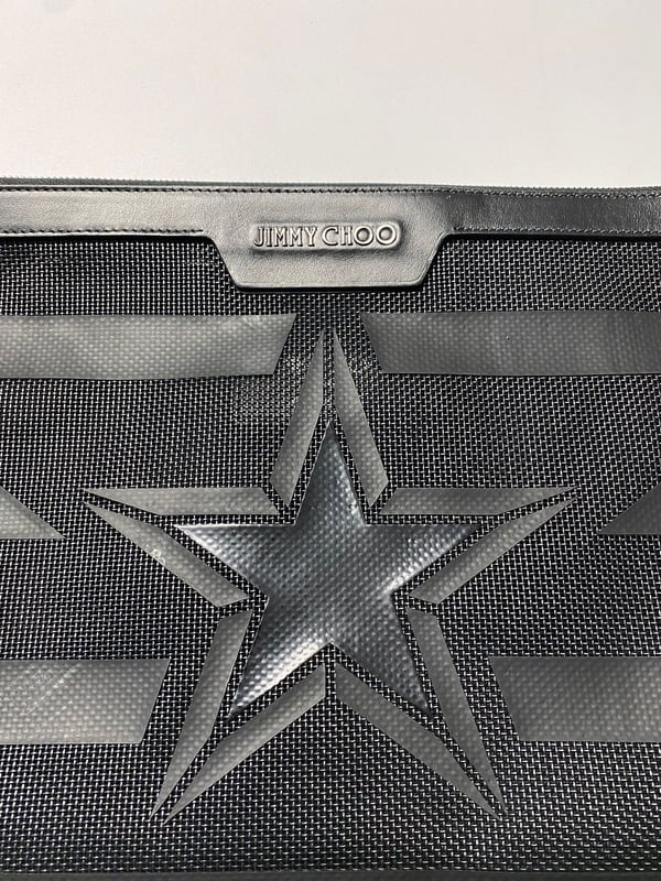 VINTAGE, RRP AS NEW
Made in Italy, this clutch bag by Jimmy Choo is crafted from black leather. Fit in your daily essentials with this bag that features a star and stripes design with interior pockets, finished with zip closure.

Jimmy Choo Derek Clutch Bag in Black Leather
Condition: very good
Color: black 
Material: Leather
Sign of wear: Yes
SKU: 94461