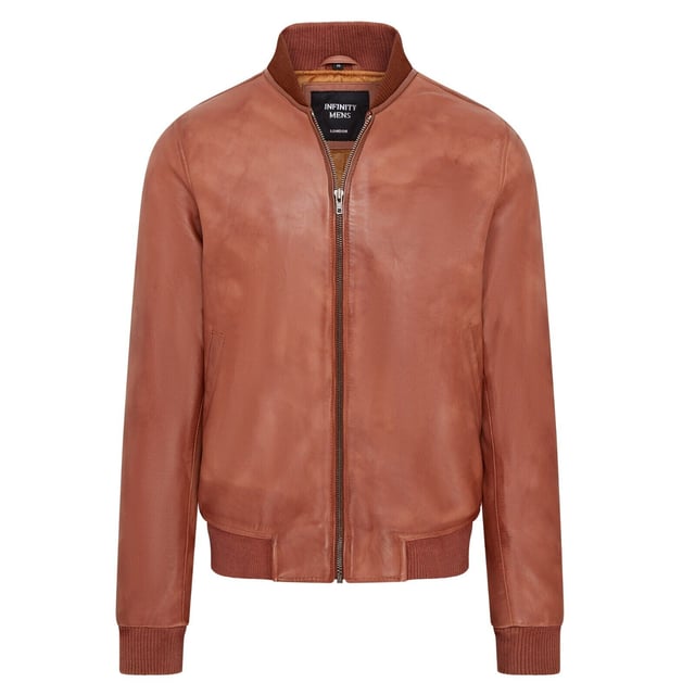 Wir pr�sentieren die Varsity Lederbomberjacke f�r Herren, eine verfeinerte Version der klassischen MA-1 Fliegerjacke. Diese Jacke aus 100 % weichem Lammnappa bietet au�ergew�hnliche Haltbarkeit und einen geschmeidigen Fall. Die sichtbare Rei�verschlussfront verf�gt �ber einen breiten Steppstich-Rei�verschlusssteg, erg�nzt durch Rippstrickkragen, -b�ndchen und -saum f�r zus�tzliche W�rme und eine schlanke Silhouette. Mit vier Taschen � zwei an der Taille und zwei innen, darunter eine sichere Rei�verschlusstasche � kombiniert diese komplett gef�tterte Jacke nahtlos Stil und Funktionalit�t. � Aus 100 % weichem Lammnappa f�r Haltbarkeit und Komfort � Sichtbarer Rei�verschluss vorne mit Steppstich-Rei�verschlusssteg � Rippstrickkragen, -b�ndchen und -saum zur Isolierung � Vier Taschen: zwei an der Taille und zwei innen, eine mit Rei�verschluss � Komplett gef�tterte Innenseite f�r zus�tzliche W�rme und Komfort