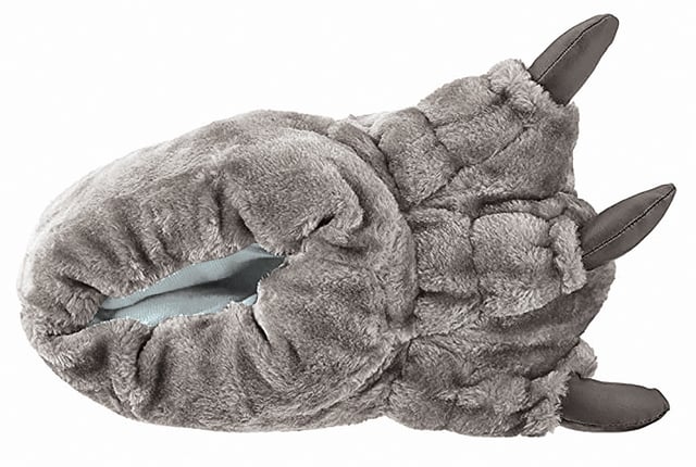 Deja que tu hijo juegue a fingir con estas escalofriantes zapatillas de monstruo. Acabadas con tres garras acolchadas en cada zapatilla, tu pequeño Monstruo disfrutará trotando por casa con estas zapatillas suaves y acogedoras. También cuentan con puntos de agarre en la parte inferior de la zapatilla para una mejor fricción en suelos de interior. Estas zapatillas son fáciles de calzar, lo que las hace accesibles para todas las edades. Están disponibles en gris y marrón.