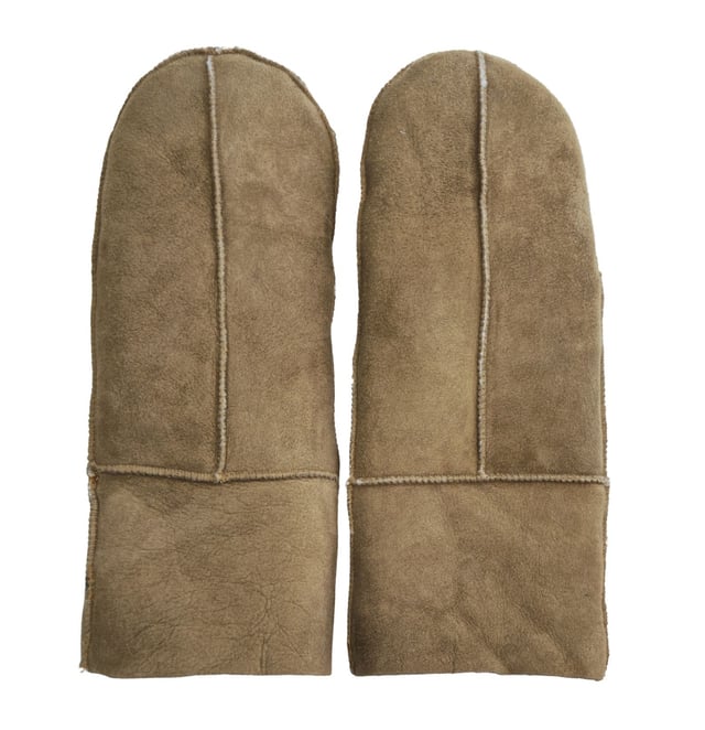 Ervaar luxe warmte en tijdloze elegantie met Infinity's Womens Super Soft Sheepskin Mittens. Deze wanten zijn gemaakt van eersteklas schapenvacht en bieden ongeëvenaarde zachtheid en comfort, en omhullen uw handen in behaaglijke warmte. De verfijnde stikdetails voegen een subtiele toets van verfijning toe, waardoor ze een veelzijdig accessoire zijn voor elke gelegenheid. Verkrijgbaar in een reeks klassieke kleuren, deze wanten vullen uw garderobe naadloos aan en verbeteren uw stijl. Met meerdere maten om uit te kiezen, vindt u de perfecte pasvorm voor ultiem comfort en flexibiliteit. Door traditioneel vakmanschap te combineren met moderne functionaliteit, zorgen Infinity's Unisex Super Soft Sheepskin wanten voor zowel bescherming als stijl, zodat u vol vertrouwen naar buiten kunt stappen, wetende dat u handschoenen van de beste kwaliteit draagt. Maatvoering en pasvorm Deze wanten voelen in eerste instantie misschien strak aan, maar na een paar uur dragen, zal het lamsvacht op natuurlijke wijze uitrekken en zich aanpassen aan uw unieke pasvorm.