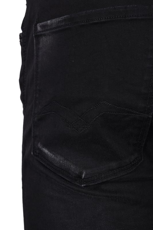 Comfortabele jeans voor heren van het merk REPLAY. Zeer aangenaam om te dragen, comfortabel en sportief gesneden. Deze broek kan met veel kledingstukken worden gecombineerd.