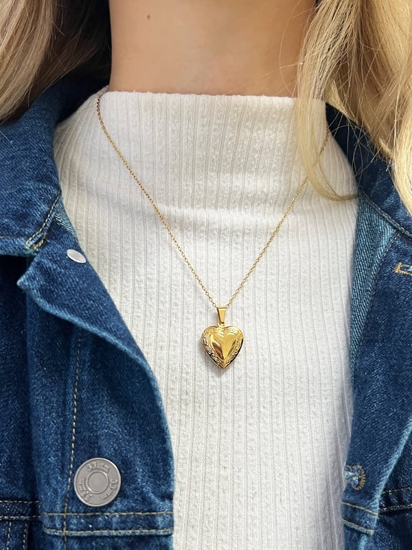 Large Heart Locket Necklace in Gold. Size: Length: 42+5cm, 20mm pendant Stainless steel