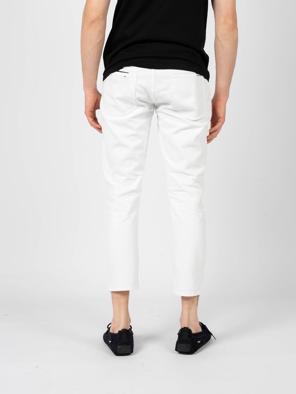 Ajuste entallado
Cintura media
Pantalones de longitud 7/8
Abotonados con botones con logo
Bolsillos insertados en los costados
Dos bolsillos traseros
Costuras pespunteadas en hilo blanco
Patch con el nombre de la marca en la parte trasera
Incluye cinturón para atar
Hechos de denim de alta calidad