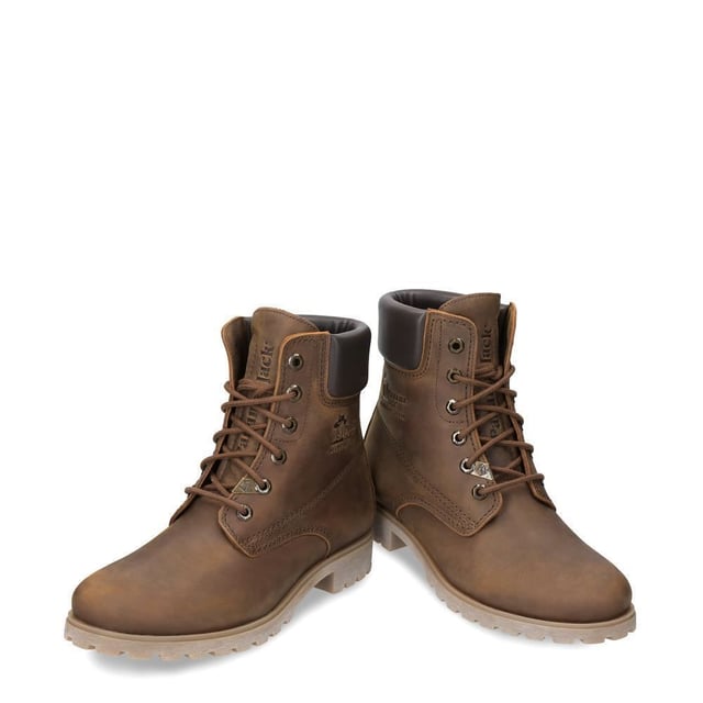 Steigen Sie mit Stil und Komfort aus mit Panama Jack-Stiefeln. Egal, ob Sie über schroffe Landwege wandern oder durch städtische Straßen navigieren, der originale Panama Jack 03 B168 Damen-Schnürstiefel ist Ihr perfekter Begleiter. Diese Stiefel zeichnen sich durch ein klassisches Design mit einer schlichten runden Spitze und einem dunkelbraunen, gepolsterten Lederkragen aus und strahlen zeitlose Eleganz aus. Die genähte Commando-Sohle sorgt für Haltbarkeit und Stabilität auf jedem Gelände. Die braunen Panama Jack 03 Schnürstiefeletten für Damen sind so konzipiert, dass sie den Elementen standhalten. Mit einem wasserdichten, glatten Nubuk-Obermaterial, einem weich gepolsterten Knöchelschaft und einem warmen Futter halten diese Stiefel Ihre Füße kuschelig und trocken. Das geprägte Logo an der Ferse und die silbernen sechseckigen Metallösen verleihen ihrem robusten Charme einen Hauch von Raffinesse. Hauptmerkmale: Klassisches Design: Die Panama 03-Stiefel vereinen Design, Qualität und Komfort nahtlos und bieten eine zeitlose Ästhetik für Männer und Frauen. Vielseitiger Tragekomfort: Egal, ob Sie die Straßen der Stadt erkunden oder Bergpfade erobern, diese Stiefel sind perfekt für alle Ihre täglichen Abenteuer. Wasserdichte Konstruktion: Diese Stiefel sind aus wasserdichtem Vintage-Nappaleder mit Lederfutter gefertigt und sorgen dafür, dass Ihre Füße bei jedem Wetter trocken und bequem bleiben. Anatomische Unterstützung: Genießen Sie verbesserten Komfort und Hygiene mit der anatomisch geformten Innensohle, die eine perfekte Passform für Ihre Füße bietet. Langlebig und rutschfest: Die Gummiaußensohle bietet Flexibilität, Haltbarkeit und rutschfeste Traktion und sorgt für Stabilität auf verschiedenen Oberflächen. Hergestellt in Spanien: Mit einer Schafthöhe von 18 cm werden diese Stiefel fachmännisch in Spanien gefertigt, um höchste Handwerkskunst und Qualität zu gewährleisten. Schlüpfen Sie in die Stiefel von Panama Jack und erleben Sie die perfekte Mischung aus Stil, Haltbarkeit und Komfort für Ihre alltäglichen Abenteuer. Diese Stiefel wurden für alle entwickelt, die Wert auf Qualität und Handwerkskunst legen und sind Ihr vertrauenswürdiger Begleiter, wohin auch immer Ihre Reise Sie führt