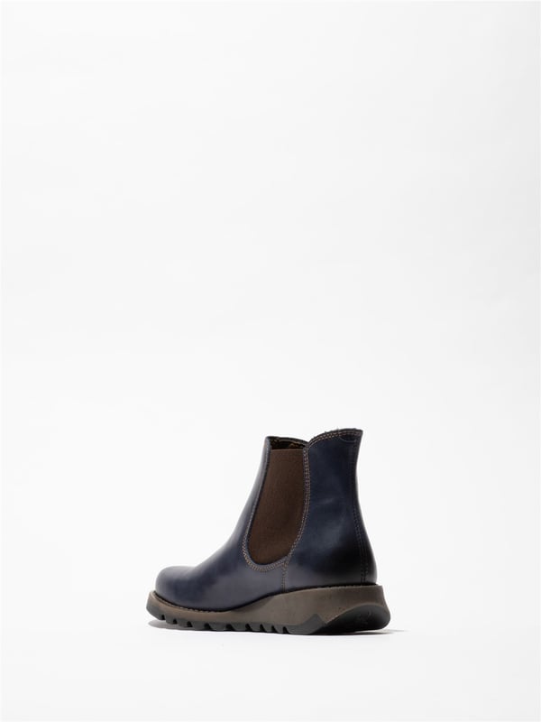 De Fly London Women's Salv195 Chelsea Leather Boots uit de Sminx Line bieden een stijlvol en praktisch ontwerp voor dagelijks gebruik. Deze laarzen hebben een instapmodel en zijn gemaakt van eersteklas leren bovenwerk, een voering van microvezel en een comfortabele binnenzool van microvezel. De duurzame TR-rubberen zool zorgt voor langdurige ondersteuning, terwijl de 3,5 cm hoge wighak precies de juiste hoeveelheid hoogte toevoegt voor een subtiele lift. Deze Chelsea-laarzen zijn perfect om te combineren met casual of semi-formele outfits en combineren comfort en tijdloze stijl. Bovenwerk: leer, voering: microvezel, binnenzool: microvezel, zool: TR-rubber, hakhoogte: 3,5 cm, instapmodel.
