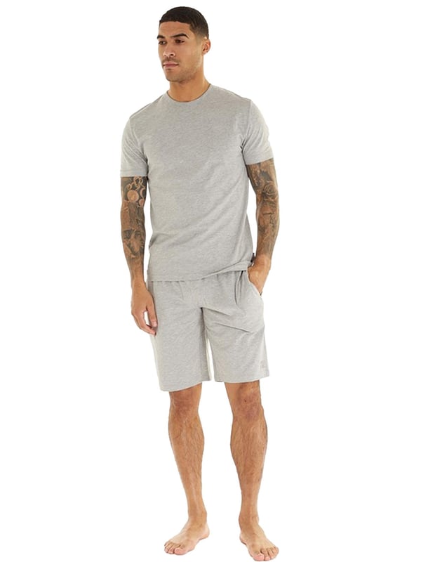 Wir stellen Ihnen das Kruze Herren-Trainingsanzug-Set vor: eine stilvolle und bequeme Ergänzung Ihrer Garderobe. Das normal geschnittene T-Shirt mit Rundhalsausschnitt verfügt über einen Rundhalsausschnitt und kurze Ärmel, ergänzt durch ein weiches Futter für zusätzlichen Komfort. Die dazugehörigen Shorts haben eine reguläre Passform mit elastischem Bund und verstellbarem Kordelzug und sorgen so für eine perfekte Passform. Werten Sie Ihre Activewear-Kollektion mit diesem unverzichtbaren Set auf! 52 % Baumwolle, 48 % Polyester. Erhältlich in Schwarz, Grau und Marineblau.