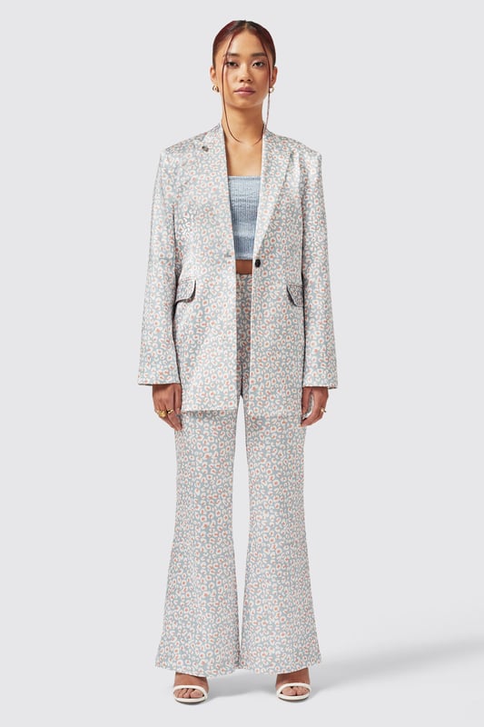 Make a bold statement in the Amarantha Slim Fit Blue Jacket. This animal print piece is a great addition to the Twisted Tailor Womenswear collection. Cut to a slim fit and features a single breasted button closure, peak lapel and straight flap pockets. If you're looking to spice up your wardrobe then this is the jacket for you. Stand out at your next occasion or event with this unforgettable suit jacket.
Model is 5'6" (168cm), chest 32" (81cm), waist 27" (69cm) and wearing a size 8.