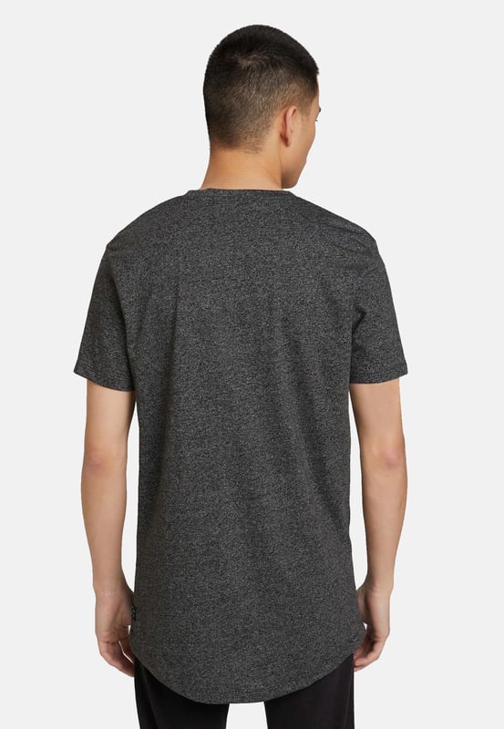 Dieses T-Shirt ist ein klassisches und vielseitiges Kleidungsstück. Es hat einen regulären Schnitt und einen Rundhalsausschnitt. Der Saum ist hinten und vorne leicht abgerundet. Die Melange-Struktur verleiht dem Shirt einen besonderen Look. Eine kleine Stickerei auf der Brust und ein Label-Patch auf der Seitennaht oberhalb des Saums runden das Design ab.
