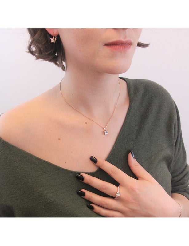 Simple Square-ringen är pläterad i 18k roséguld och infattad med gnistrande kristaller. Den kommer att vara perfekt för att ge dig en boost av utstrålning, dag som natt.