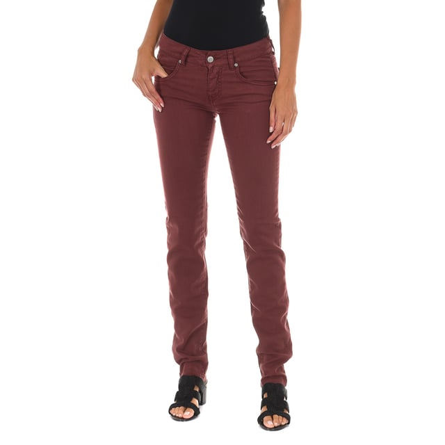 Long jeans. 
 Garnet Color 
 Waist with belt loops. 
 Button and zip closure. on the front. 
 Two pockets on the front. 
 Two open pockets on the back. one of them lined with sequins. 
 Narrow cut hem. 
 Matching seams. 

 Composition: 
 - 55% Cotton - 42% Lyocell - 3% Elastane. 

 Washing instructions: 
 - Wash maximum at 40ºC. 
 - Iron at medium temperature. max. 110ºC. 
 - Lets you use a dryer. 
 - Do not use bleach. 
 - Does not support dry cleaning. 

 Composition: 55% Cotton, 42% Lyocell, 3% Elastane
 Care:
- Wash maximum at 40ºC.
 - Iron at medium temperature. max. 110ºC.
 - Allows you to use a dryer.
 - Do not use bleach.
 - Does not support dry cleaning.