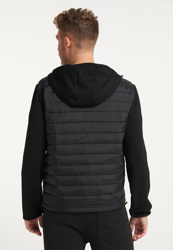 Of je nu op de fiets zit, aan het joggen bent of gewoon wat rondhangt, deze sportieve jas van Mo SPORTS doet het gewoon allemaal. Het is ultralicht en gewatteerd aan de voor- en achterkant. De gevoerde capuchon, schouders en mouwen daarentegen zijn gemaakt van een zachte mesh, wat het jack ook een actieve look geeft. De contrasterende ritsen en de elastische trekkoorden aan de capuchon en de zoom ronden het ontwerp af. Bij ijzige temperaturen is deze jas ook een prachtig alternatief onder een andere jas.