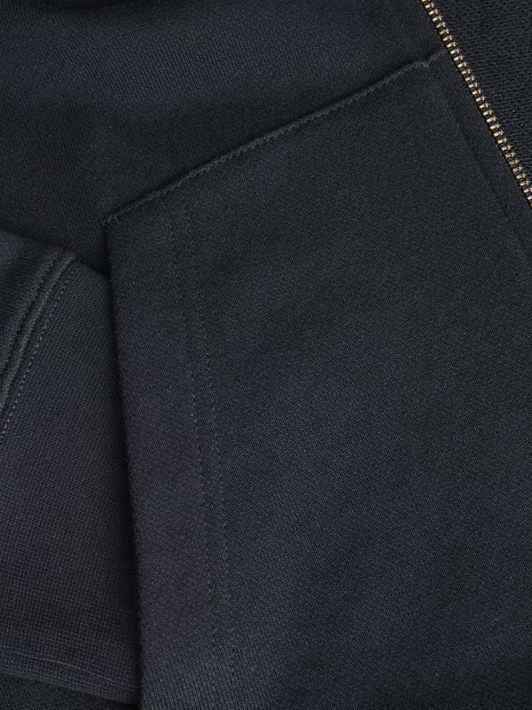 Diese Sweatjacke kombiniert lässigen Style mit unvergleichlichem Komfort. Der lockere Schnitt sorgt für eine entspannte Passform, die dir maximale Bewegungsfreiheit bietet. Mit dem praktischen Reißverschluss kannst du sie ganz nach Belieben anpassen, während die Kapuze mit Tunnelzug zusätzlichen Schutz und Flexibilität bietet. Die klassischen Kängurutaschen bieten nicht nur praktischen Stauraum, sondern auch die Möglichkeit, deine Hände bequem zu wärmen. Bündchen an den Ärmelabschlüssen und am Saum garantieren einen perfekten Sitz und verhindern ein Verrutschen. Der weiche Stoff fühlt sich angenehm auf der Haut an und sorgt für hohen Tragekomfort – den ganzen Tag lang. Diese Jacke ist der ideale Begleiter für sportliche Aktivitäten oder entspannte Tage zuhause. Ihr minimalistisches Design lässt sich mühelos mit verschiedenen Outfits kombinieren. Ob bei Wind und Wetter oder bei gemütlichen Stunden, sie bietet dir immer den nötigen Komfort. Hol dir dieses Must-have und erlebe, was es heißt, sich rundum wohlzufühlen.