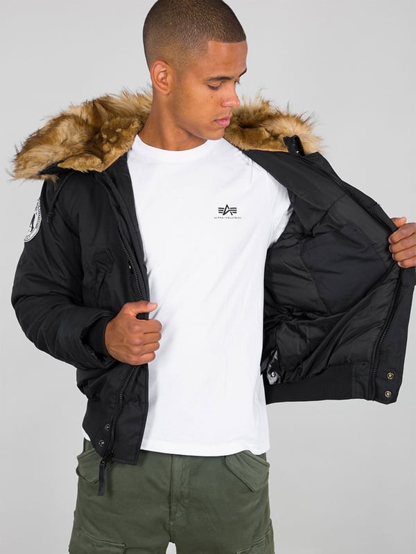 Die Polar Jacket SV ist eine Winterjacke für Herren mit durchgehendem Design, abnehmbarem Kunstpelzkragen, robuster Konstruktion aus Oxford-Nylon und gestickten Aufnähern. Die L-förmige Dokumententasche ist perfekt für die Aufbewahrung wichtiger Dokumente während Ihrer Expedition.