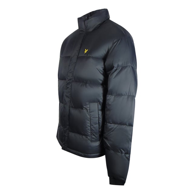 Enfrentate a los elementos con estilo con la chaqueta Lyle & Scott. Este elegante abrigo esta diseado para lucir genial con casi cualquier conjunto. Haz una declaracion con una chaqueta que luce genial y te mantiene protegido de los elementos., Abrigo negro Lyle & Scott, cuello, 100% nailon, cierre de cremallera, corte estandar, se ajusta a la talla real, insignia de la marca en el frente izquierdo del pecho, chaqueta negra