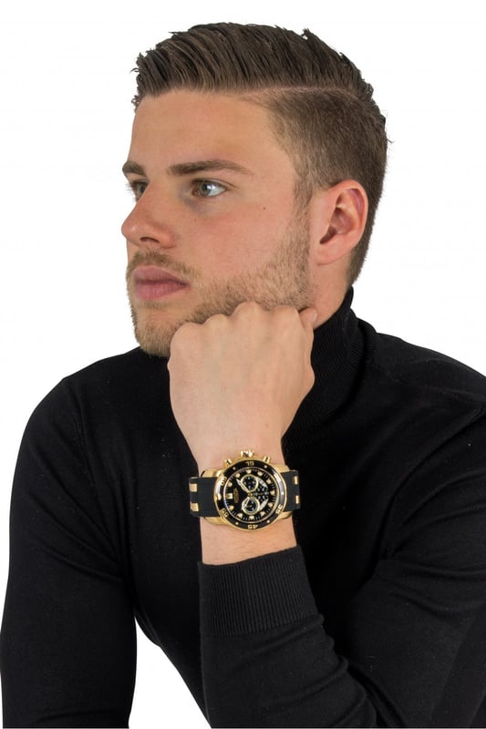 El Invicta 6981 tiene una caja de acero inoxidable de 48 millimetros con una esfera negro.
Esta modelo funciona con un movimiento de Cuarzo preciso.
Resistencia a la presión de aqua de 10 bares.
Este modelo es parte de la colección Invicta Pro Diver - SCUBA.

2 años de garantía Invicta.