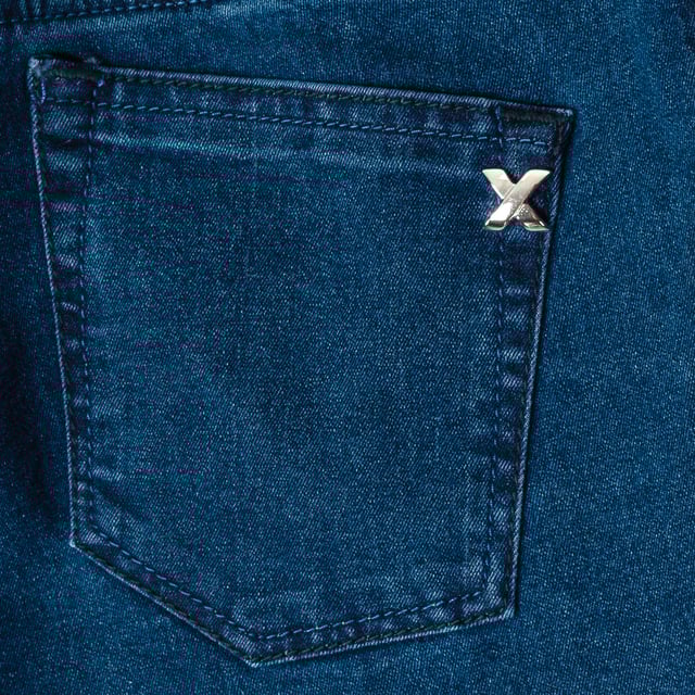 Pantalón tejano largo.
Color Azul oscuro. 
Cierre de cremallera y botón, en el frontal. 
Cintura con trabillas para el cinturón. 
Dos bolsillos abiertos y mini bolsillo, en el frontal.
Dos bolsillos abiertos, en la parte trasera.
Etiqueta de piel con el nombre de la marca, en el lateral de la cinturilla trasera. 
Bajos con corte de pitillo.
Costuras vistas a tono.

Composición:  98% Algodón, 2% Elastano 

- Lavar máximo a 40ºC.
- Planchar a media temperatura, máx. 110ºC.
- Permite usar secadora.
- No usar lejía.
- No admite el  lavado en seco.