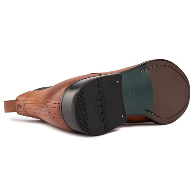Heren bruine Ted Baker lineus laarzen, vervaardigd met leer en een rubberen zool. Kenmerken: gestikte zool, ted-branding op de hiel, kruisje met patroon en bovenwerk van premium leer.