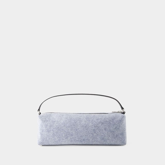 Ein Henkel. Über die Schulter getragen - ein Schulterriemen. Material : Rindsleder. Futter : Polyesther. Farben: BLUE - PEBBLE BEACH. Baumwolle. Verschluss: Reißverschluss. Width: 6. Height: 10. Length: 30.
