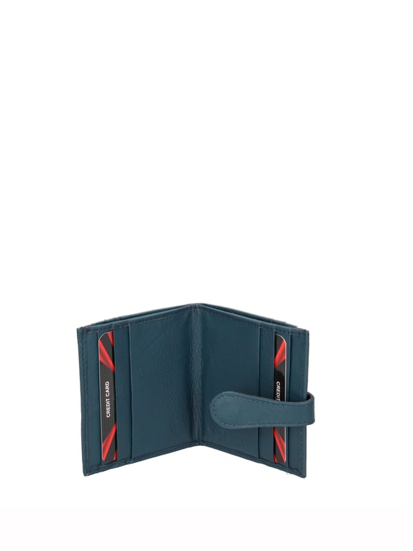Cartera de hombre. El cierre es con botón de presión. Los bolsillos internos son tarjeteros y porta billetes. Los bolsillos exteriores son tarjeteros. Falta la correa para el hombro. Falta el mango. Hay un compartimento interno. El material exterior es 100% Piel Auténtica. Internamente está forrado en piel auténtica. Medidas: 9,5x8x1,5 cm. Producto de moda