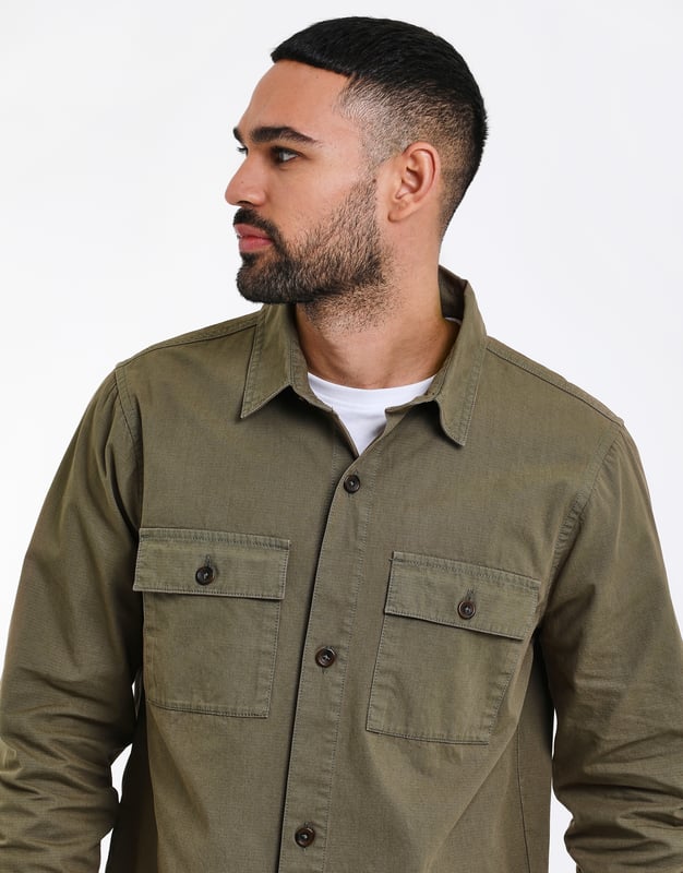 Modern and cool - that's exactly what this casual shirt from the Threadbare brand stands for. The patch flap pockets give it a casual and trend-conscious look. The subtle color choice makes it an absolute all-rounder. Whether in the office, in the city or at dinner - this shirt will always make a stylish impression.