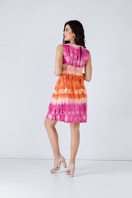 Vestido estampado multicolor sin mangas y escote barco. Costura debajo del busto con pliegues justo debajo en la parte delantera y trasera. Cierre con cremallera oculta en la espalda. Línea Imperio. Nuestro modelo mide 172 cm y lleva la talla 36/S. Medidas de la talla 38 (en cm): Hombro -37; Pecho-42; cintura-40; Abajo-57; Longitud del cuerpo-92. 92%PES-8%ELASTANO