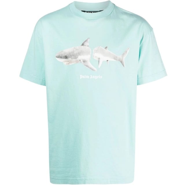 Palm Angels Classic Shark Design Light Blue T-Shirt. Palm Angels Light Blue Tee. Regular Fit, True To Size. Palm Angels On Back Shoulders, Shark Image On Front. 100% Cotton, Palm Angels Logo Along Shoulders on Back, Made In Italy. PMAA001S23JER0054001