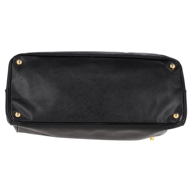 VINTAGE, NEUPREIS WIE NEU  
Die Prada Double Zip Executive Tote Bag aus schwarzem Saffiano Lux Leder ist ein elegantes und vielseitiges Accessoire. Hergestellt aus strapazierfähigem und luxuriösem Saffiano-Leder, vereint diese Tote praktische und stilvolle Eigenschaften und bietet ausreichend Platz für alle Ihre täglichen Essentials und mehr. Mit ihrem schlanken Design und funktionalen Merkmalen, einschließlich zweier Außentaschen mit Reißverschluss und einem großen Hauptfach, ermöglicht diese Tasche eine bequeme Organisation Ihrer Sachen. Abgerundet mit einer schicken Clochette und einem Schlüsselring-Detail ist diese Tasche der perfekte Begleiter für den Alltag und kombiniert mühelos Eleganz und Funktionalität.

Prada Double Zip Executive Tote Bag aus schwarzem Saffiano Lux Leder  
Zustand: Ausgezeichnet  
Abnutzungserscheinungen: Kein Einzelhandelsetikett, keine sichtbaren Gebrauchsspuren,  
Verpackung: Keine  
Farbe: schwarz  
Material: Leder | Saffiano-Leder  
Größe: Einheitsgröße  
Maße: Breite: 180; Höhe: 300; Länge: 420; Henkelabfall: 130; Gurtlänge: 300  
SKU: NAPPUGBBA399031W