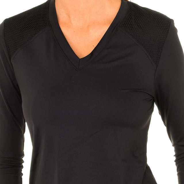 Camiseta de manga larga deportiva.
Color Negro
Estilo moderno para una camiseta de manga larga que proporciona una ventilación óptima.
Un corte entallado para máxima comodidad.
Tratamiento específico del material que absorbe y evacua la humedad para dejar la piel seca durante el ejercicio.
Cuello de pico.
Detalles de malla en los hombros y agujeros para los pulgares.

Composición:
2% Poliamida - 82% Poliester - 16% Elastano

Cuidados:
Lavar máximo 40º
No planchar
No usar lejía
No centrifugar