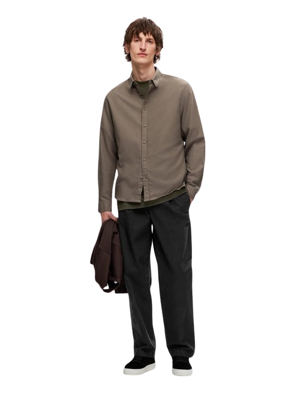 Breid je herfst- en wintergarderobe uit met het stijlvolle overhemd van Selected Homme voor heren.  Dit model combineert de klassieke overhemdkraag met een doorlopende knoopsluiting en biedt je een moderne slim fit die je silhouet perfect benadrukt.   Het hoge comfort en de hoogwaardige materialen maken dit overhemd met lange mouwen tot een onmisbare metgezel op kille dagen.   Het tijdloze ontwerp combineert elegantie en functionaliteit, zodat je het alleen of over een overhemd kunt dragen.   Perfect voor mannen die waarde hechten aan een stijlvolle maar comfortabele look.