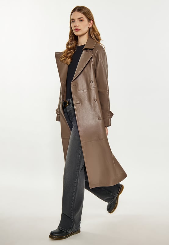 Omarm klassieke elegantie met deze trenchcoat met dubbele rij knopen, een stijlvolle reverskraag en lange mouwen. Het is gemaakt van luxueus lamsleer en heeft strakke lijnen en vintage charme. De taille met riem zorgt voor een getailleerd silhouet, terwijl raglanmouwen voor comfort zorgen. Dit tijdloze exemplaar is perfect voor wie verfijnde mode op prijs stelt.  Jas