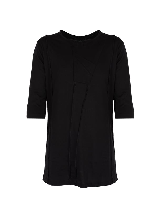 Este producto tiene un diseño holgado que asegura libertad de movimiento y comodidad para usarlo todo el día, independientemente de la ocasión.

El escote redondo añade elegancia y clase, mientras que resalta la sutileza y delicadeza del cuello, lo que lo hace perfecto tanto para uso diario como para salidas más formales.

Con detalles de costuras decorativas que añaden un carácter único y distinguir este producto de los demás, garantizando que siempre lucirás elegante y a la moda.

Hecho de tela de alta calidad, que no solo es duradera sino también suave y agradable al tacto, ofreciendo el máximo confort durante todo el día.