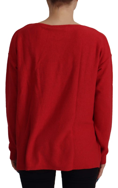 Helt ny med tags  
100% äkta Dolce & Gabbana Pullover i ullstickad rundhalsad tröja  
Tillverkad i Italien  
Livlig röd färg  
Dolce & Gabbana logodetaljer  
Tillverkad av en blandning av 40% jungfruull, 30% rayon, 20% nylon och 10% kashmir  
Exklusivt och kvalitetsmässigt hantverk  
Material: 40% jungfruull, 30% rayon, 20% nylon, 10% kashmir