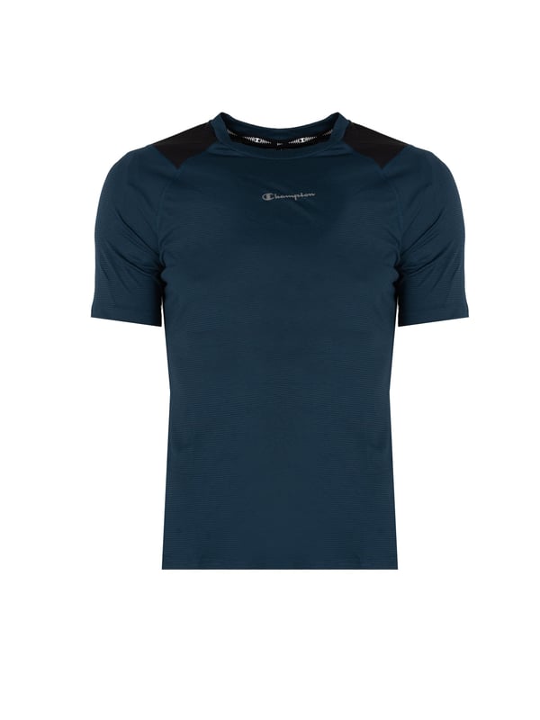 Deze klassieke, eenvoudige snit staat garant voor een tijdloze look en het gemak om het te combineren met verschillende stijlen.

De subtiele, ronde halslijn geeft het shirt een universele touch en zorgt ervoor dat het bij elk lichaamstype past door de nadruk te leggen op de nek en schouders.

Op de voorkant zorgt de print met de merknaam voor een modieuze en stedelijke look die ook een weerspiegeling is van het moderne ontwerp.

Gemaakt van hoogwaardig, ademend materiaal met een Quick Dry-systeem, biedt het de hele dag comfort, ongeacht de activiteit en de weersomstandigheden.