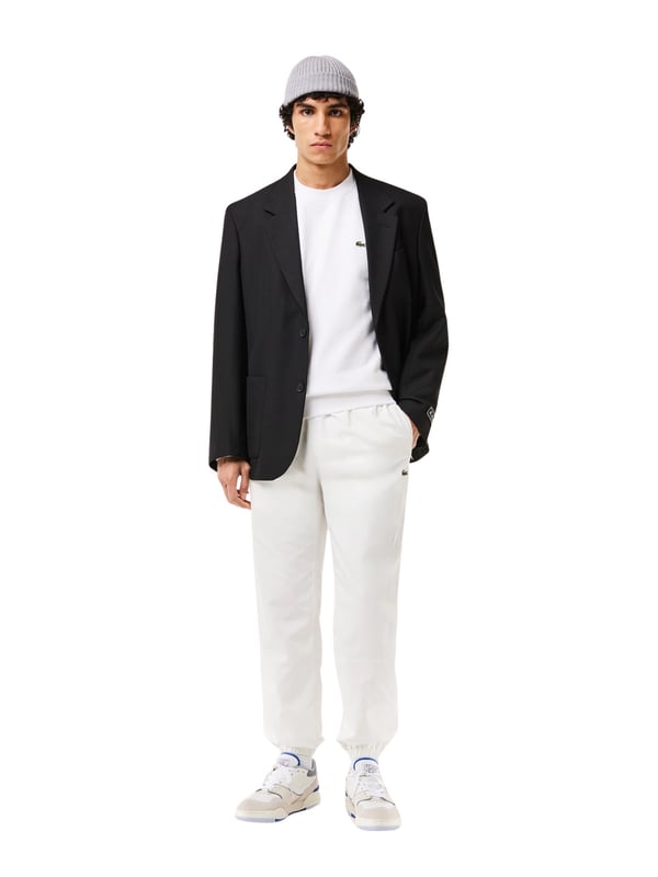The Lacoste men's sweatshirt with a round neck, contrast logo stripes and elasticated waistband combines sporty sophistication with timeless elegance. The striking crocodile appliqué and classic fit make this plain-colored sweatshirt a stylish essential for a casual yet sophisticated look.