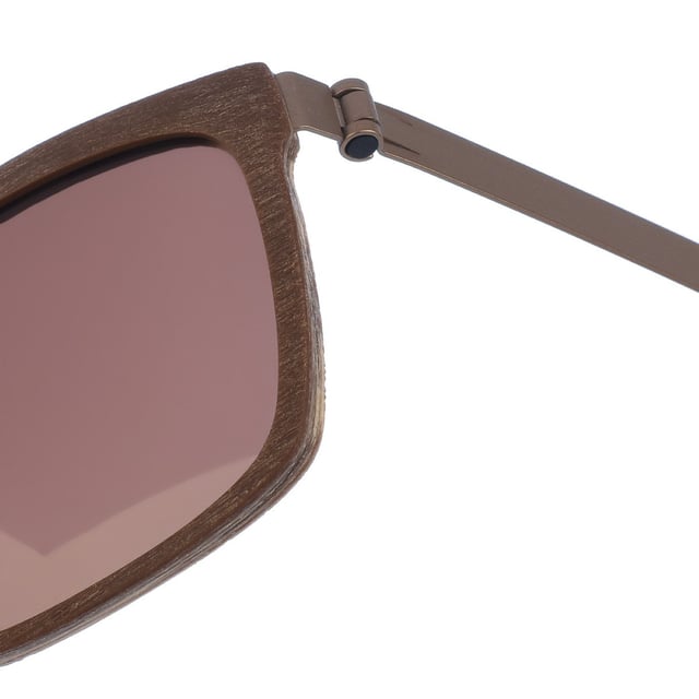 Gafas de sol con montura de acetato efecto madera. 
Color Marrón-cava
Forma rectangular.
Lentes de color Marron
Patillas de fino acero extremadamente flexible de solo 0,5 mm de grosor, acabadas en acetato.
100% Protección UV. 
Cristales antirreflejo. 

Medidas:
 Alto lente: 40 mm. Ancho lente:58 mm. Puente: 18 mm. Patillas: 140 mm.

Limpiar las gafas con agua y jabón.
- No utilice paños sucios o abrasivos, que puedan alterar las características de los filtros.
- Utilice solo accesorios y repuestos originales.

Incluye: Todos nuestros productos se envían en el interior de su estuche original.